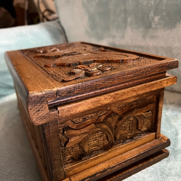 Beautiful handmade butterfly jewelry box, all hand carved, 9”X6”, so pretty - Picture 7 of 9